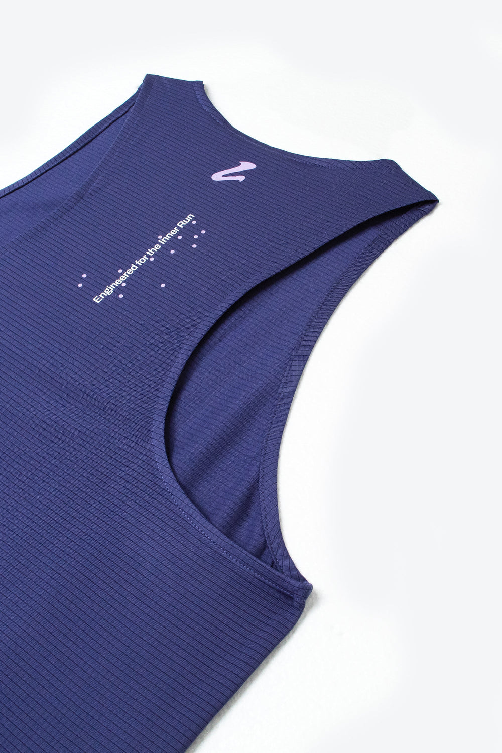 Detalle de las costuras planas y el corte ergonómico de la camiseta sin mangas Atmos-T de Leven.