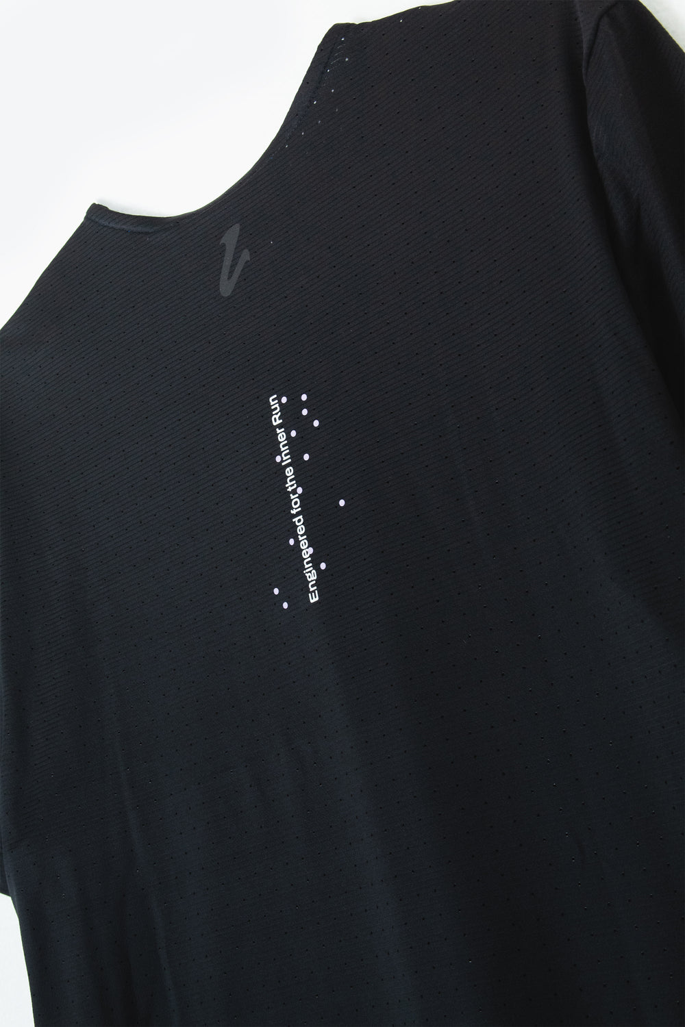Detalle de la tela transpirable con tecnología Atmos de la playera de running color negro.